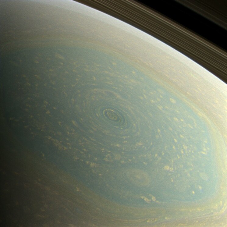 Hurikán na severním pólu Saturnu