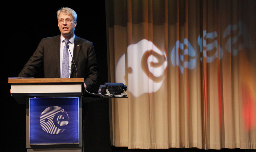 Thomas Reiter presenting the ceremony