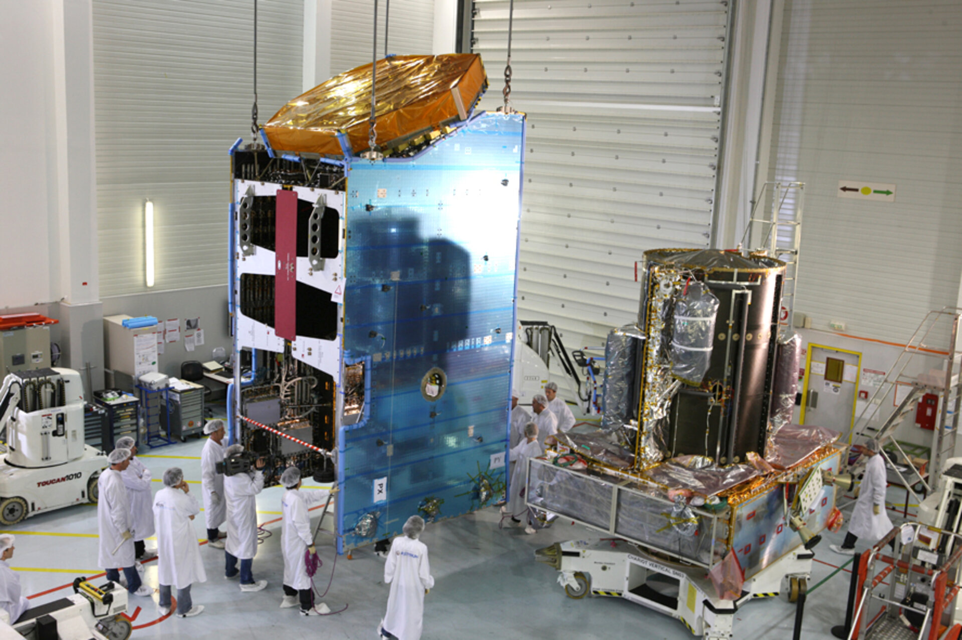 Das Nutzlastmodul von Alphasat (links) und Alphabus (rechts)