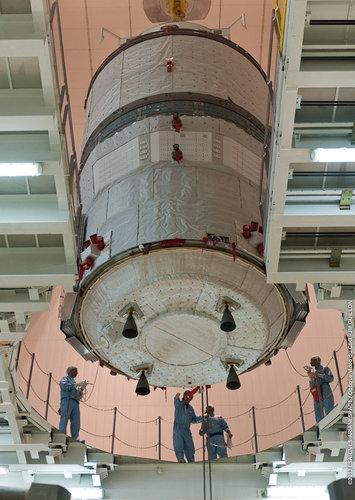 ATV-4 lowered onto Ariane 5