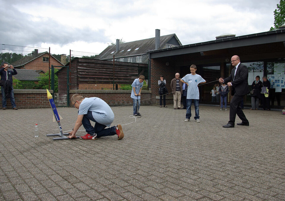 De lancering van een waterraket in Han-sur-Lesse