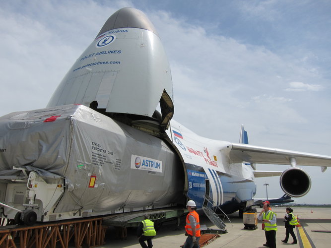 A packaged Alphasat enters the Antonov plane
