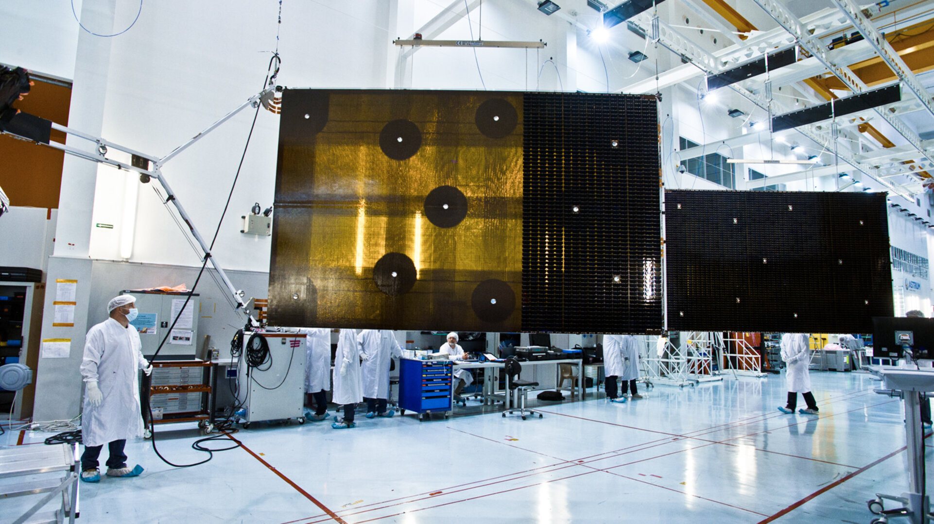 Instalace panelů slunečních baterií na družici Alphasat