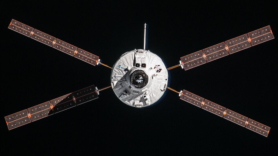ATV-4 präsentiert seine ausgebreiteten Sonnensegel beim Anflug zur ISS 
