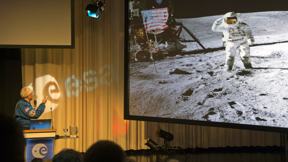 De lunchlezing van Charlie Duke op ESA's onderzoeks- en testcentrum ESTEC in Noordwijk