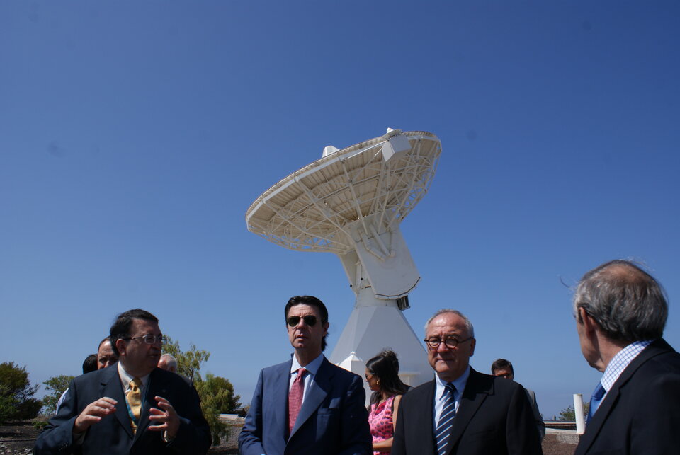 El ministro de Industria, Energía y Turismo y el Director General de la ESA, durante su visita