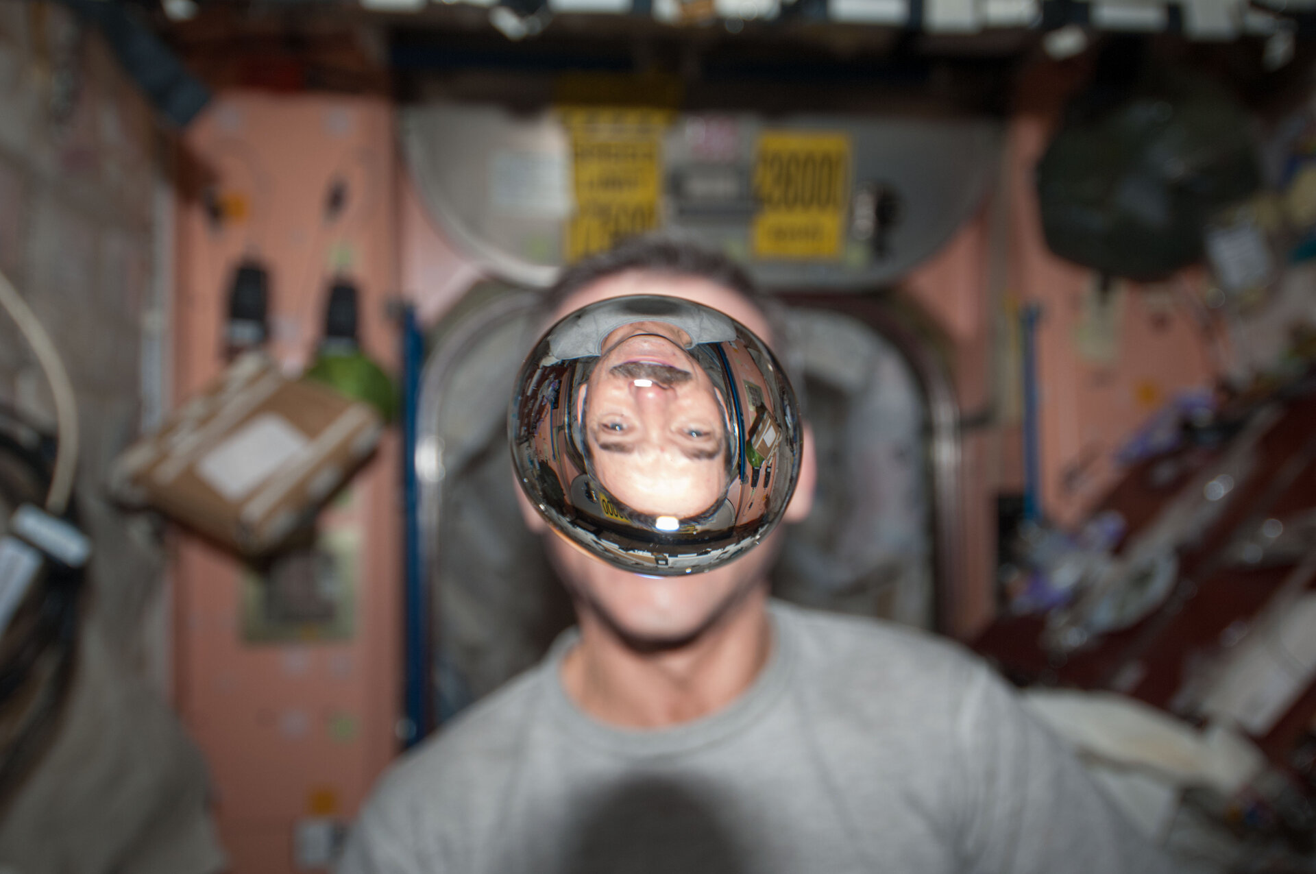 Experiment mit Wassertropfen in der ISS