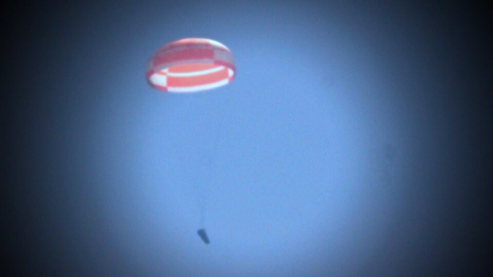 Parachute slows IXV