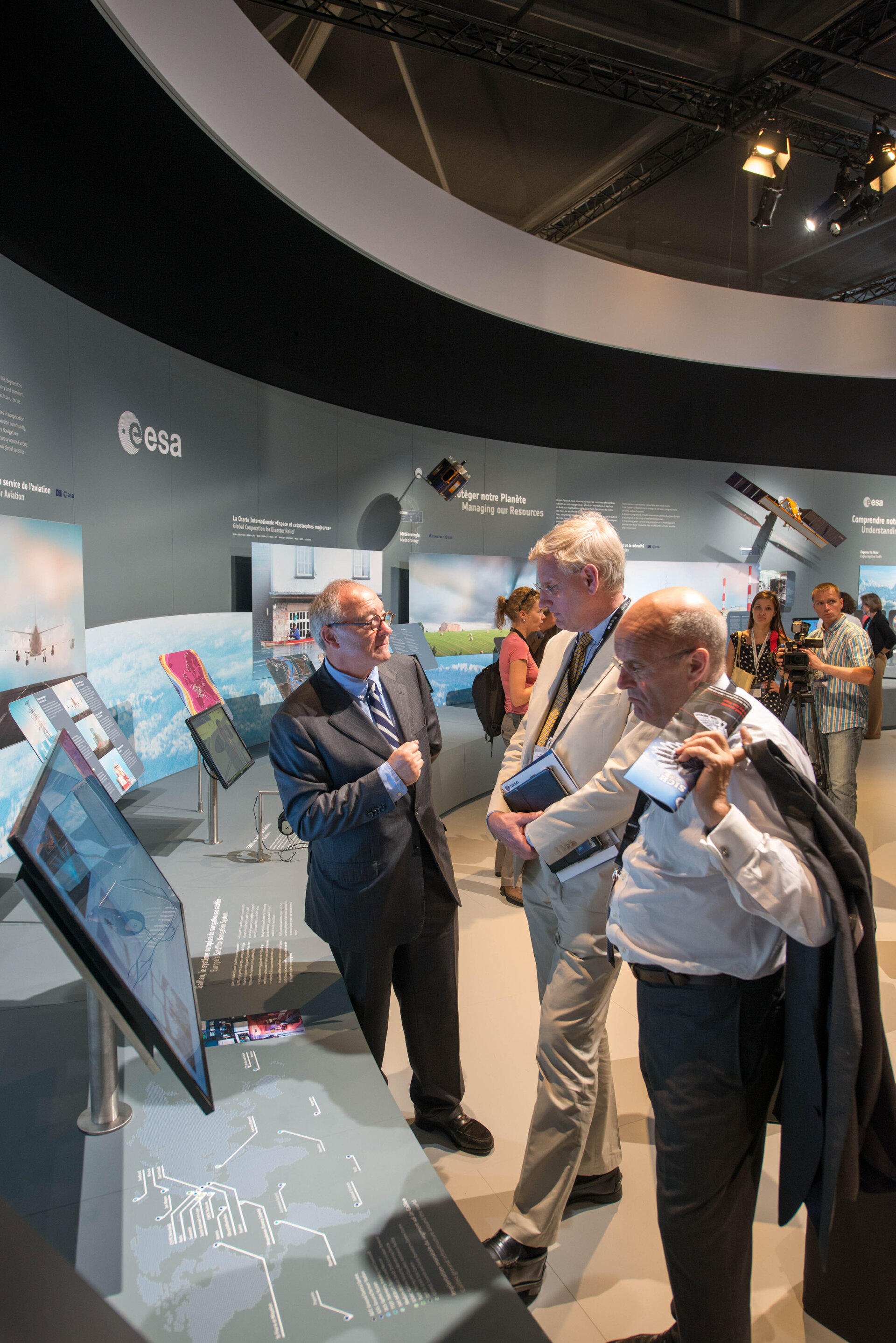 Jean-Jacques Dordain presents the ESA pavilion to Carl Bildt