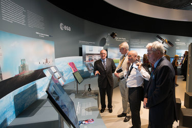Jean-Jacques Dordain presents the ESA pavilion to Carl Bildt