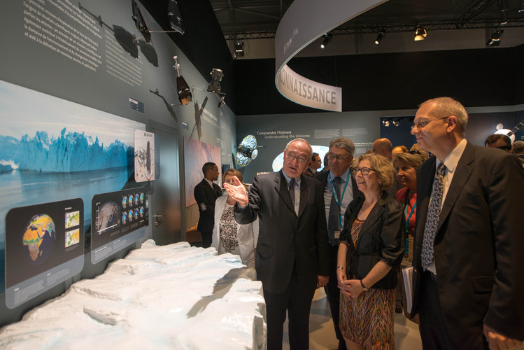 Jean-Jacques Dordain presents to Genevieve Fioraso the ESA Pavilion