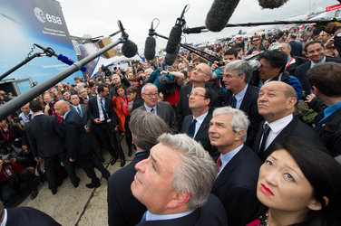 Jean-Jacques Dordain presents to President François Hollande the ESA pavilion 