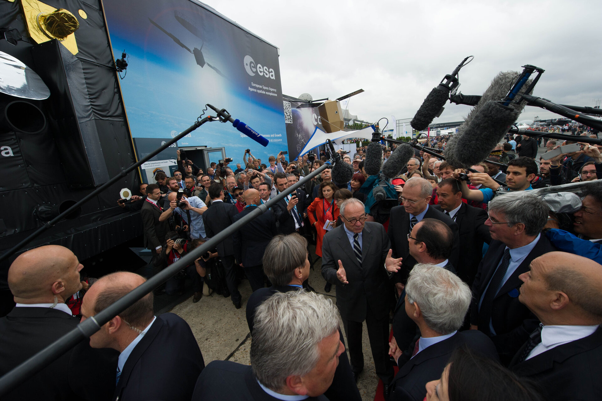 Jean-Jacques Dordain presents to President François Hollande the ESA pavilion 