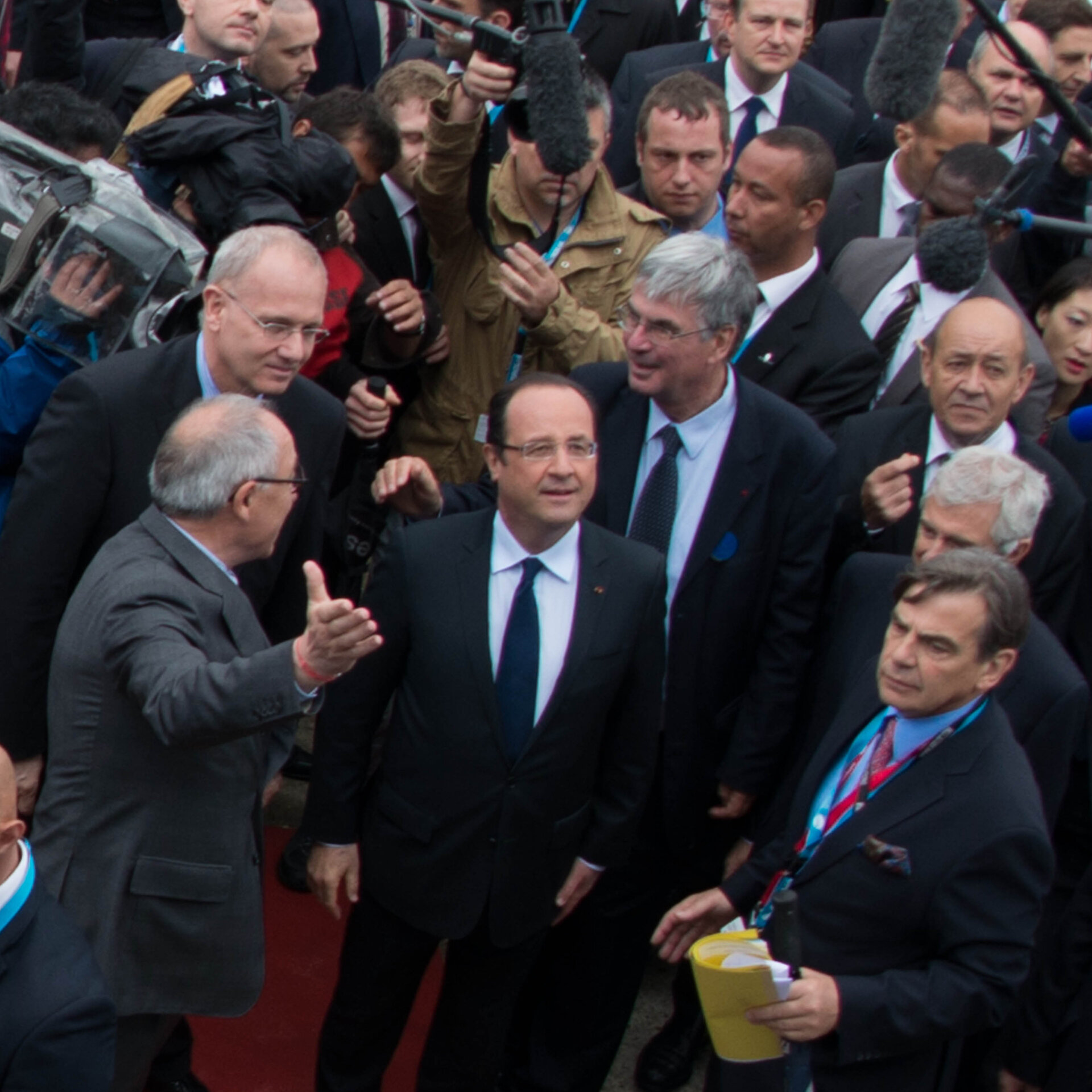 Jean-Jacques Dordain presents to President François Hollande the ESA pavilion 