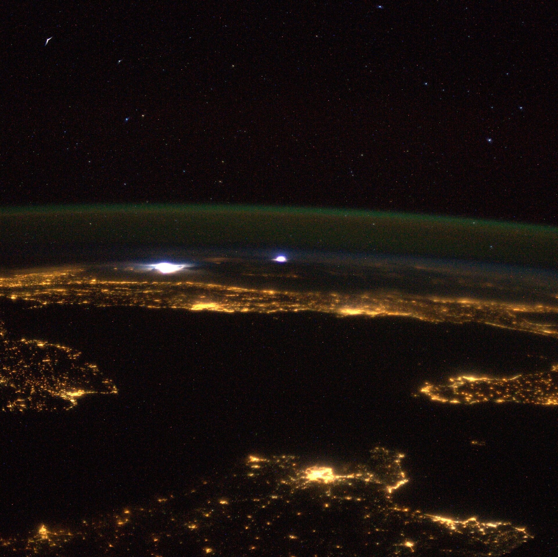 Il Mediterraneo, le Pleiadi e un temporale all’orizzonte