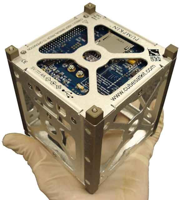 Een CubeSat past in een handpalm