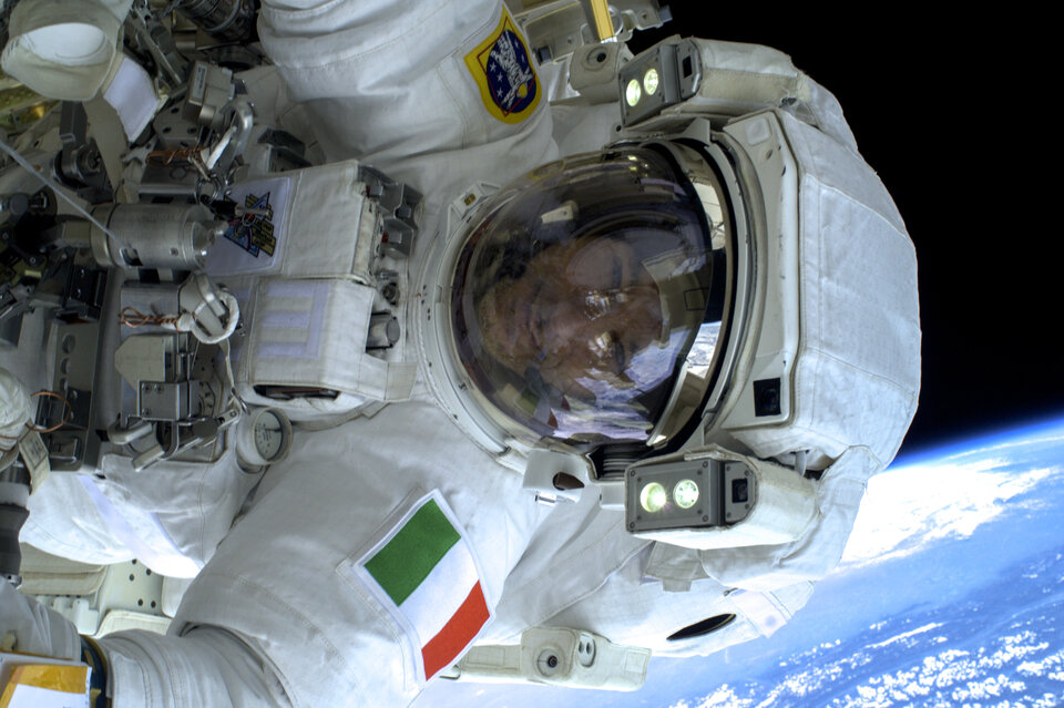 ESA-astronaut Luca Parmitano tijdens zijn laatste spacewalk in 2013