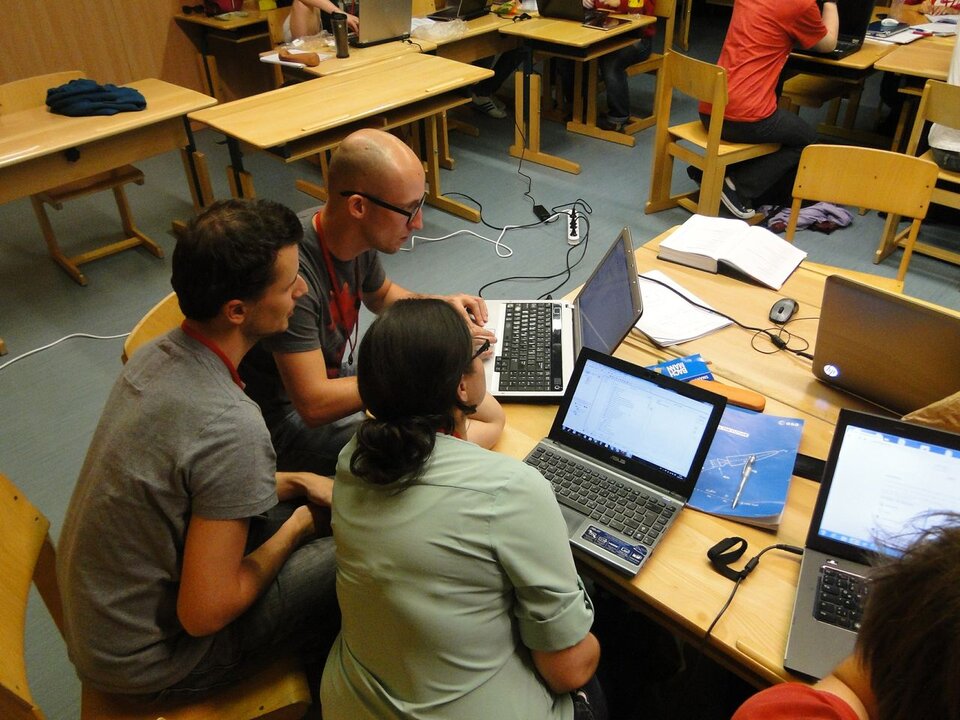 Teilnehmer der Alpbach Sommerschule bei der Projektarbeit 