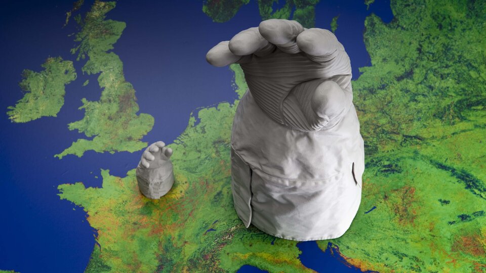 3D-printed replicas of astronaut glove