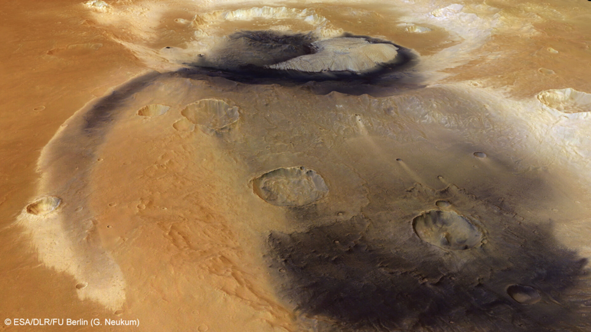 Wind-blown sediments around Becquerel crater