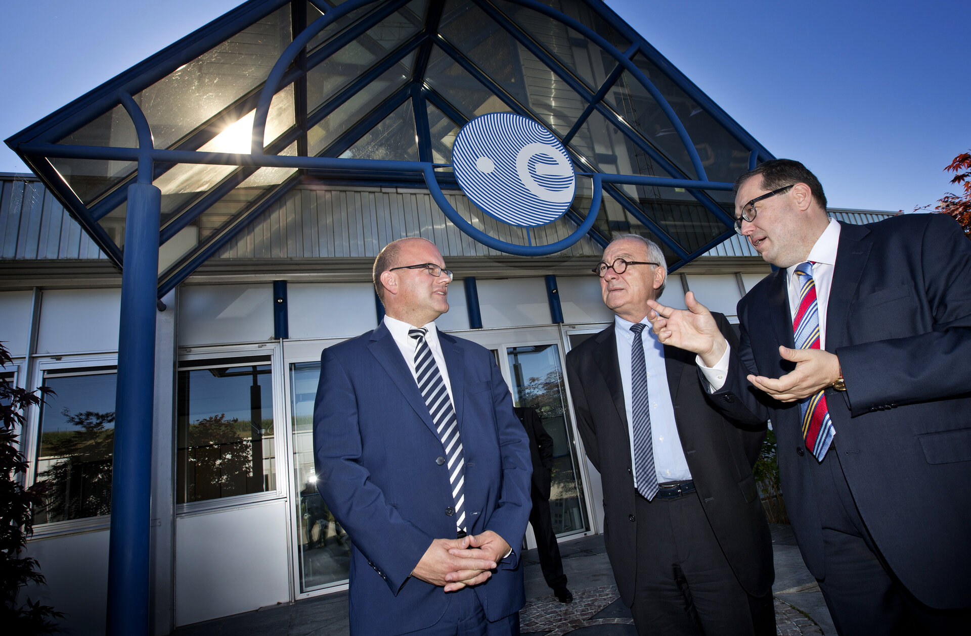 Le directeur général de l'ESA, Jean-Jacques Dordain, et Daniele Galardini, chef de l'ESA-Redu, accueillent Monsieur Philippe Courard, ministre de la Politique scientifique 