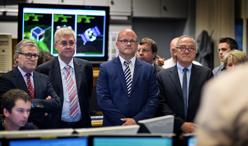 De delegatie tijdens een rondleiding door het ESA-Redu ruimtevaartcentrum: de controlekamer van de Proba-satellieten.