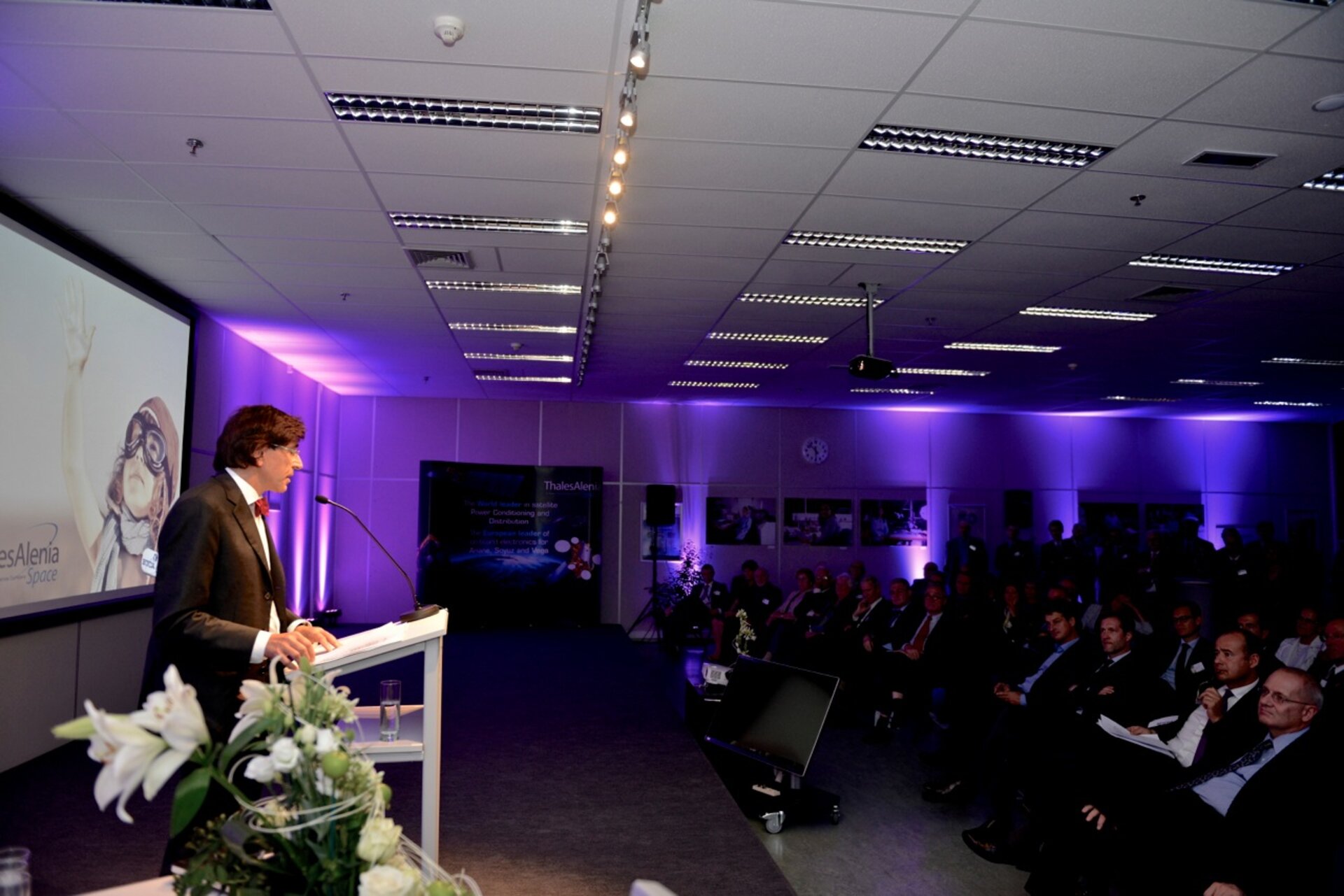 Elio Di Rupo, premier ministre de la Belgique, donne un discours aux 50 ans de Thales Alenia Space Belgium