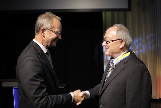 Verrassing: Henk Kamp overhandigt een koninklijke onderscheiding aan ESA-directeur Jean-Jacques Dordain