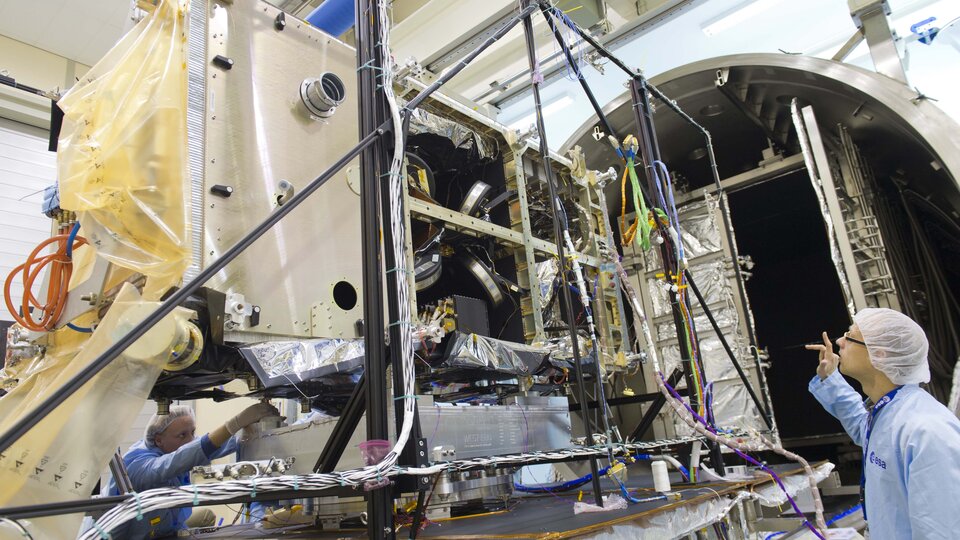Družice Galileo se připravuje na test v komoře Phenix