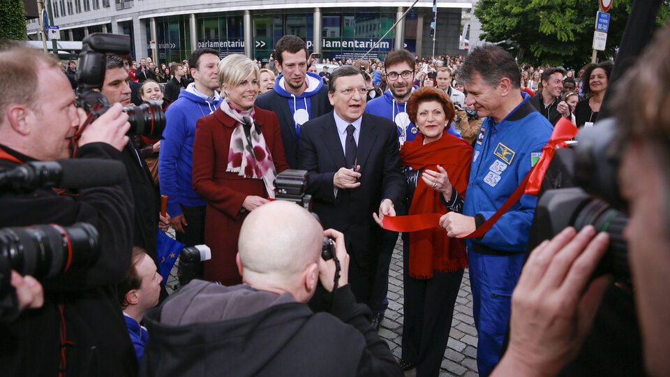 Launch of a hot air balloon, part of the League of Young Voters Campaign in Place Luxembourg