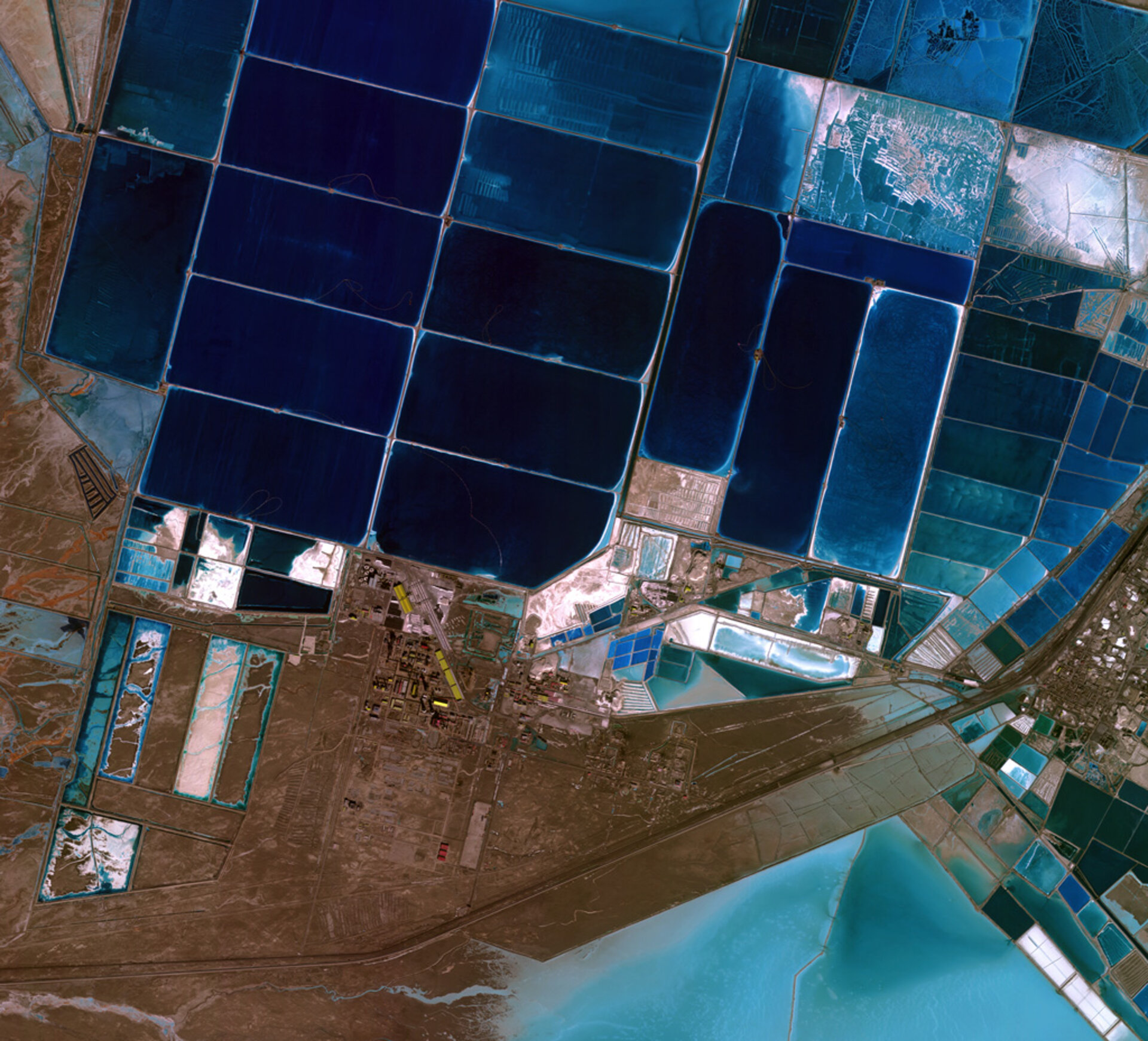 Il lago salato di Qarhan, Cina, visto dal satellite Kompasat-2