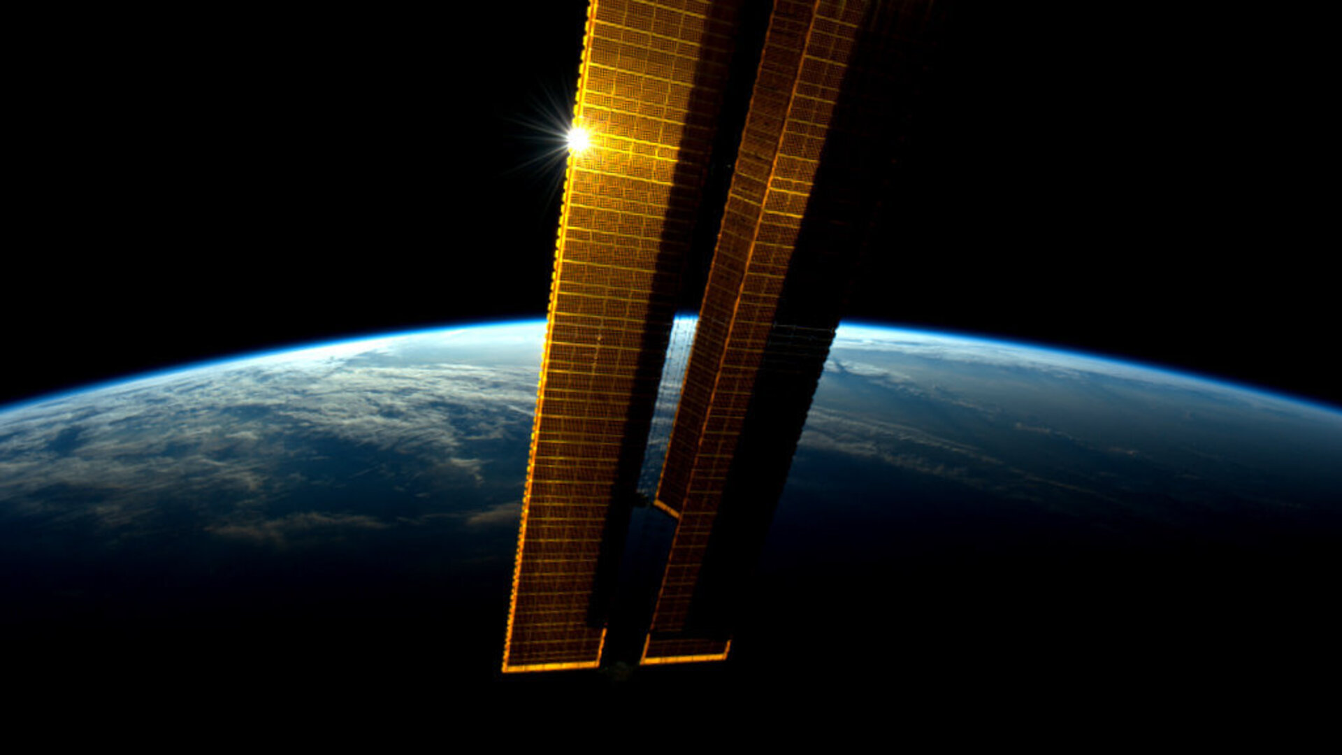 Los paneles solares de la Estación Espacial