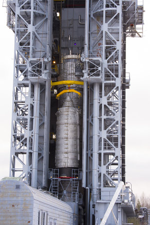 Swarm upper composite hoisted to the top of the service tower 