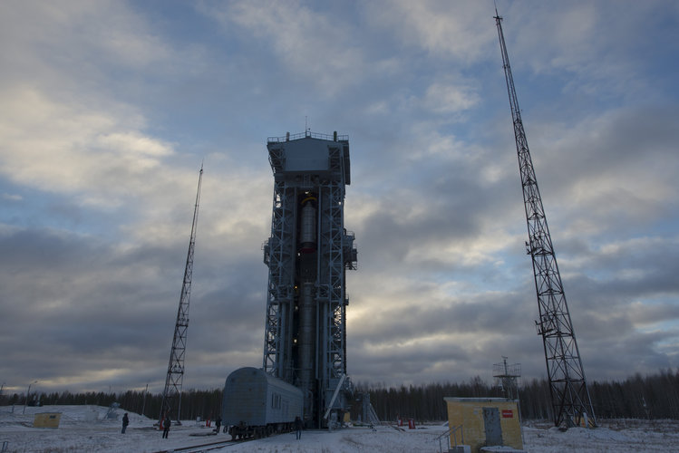 Swarm upper composite hoisted to the top of the service tower 