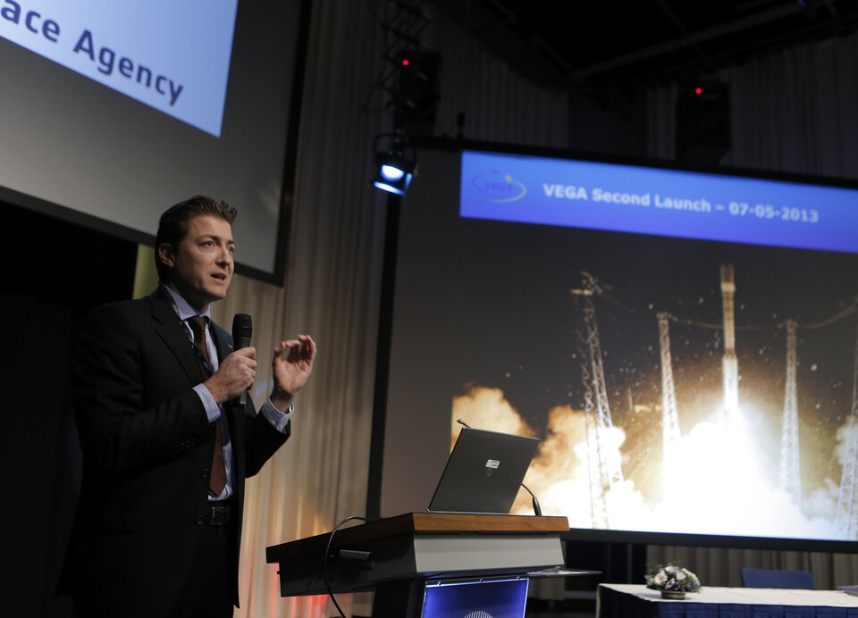 Tommaso Ghidini (ESA) presenteert de nieuwste lanceerder van ESA, Vega, die dit jaar voor de tweede keer succesvol werd gelanceerd