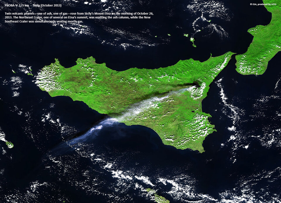 Sicilië met een rokende Etna-vulkaan