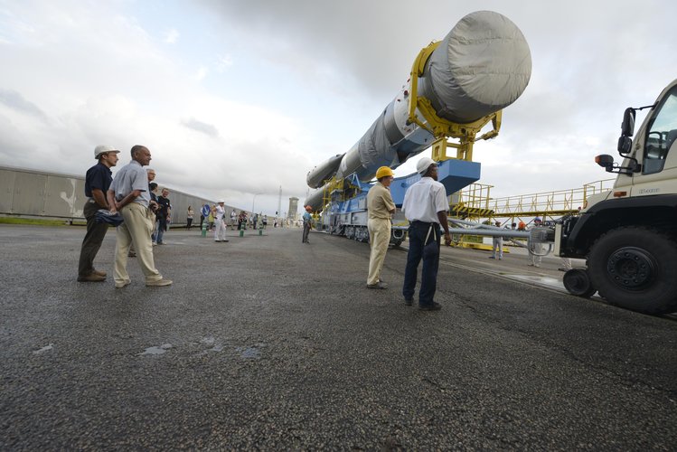 Soyuz VS06 transfer to launch zone