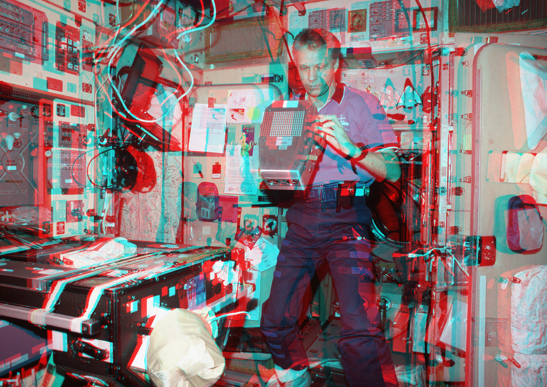 Thomas Reiter using ERB-1 on ISS in cyan-magenta 3D photo