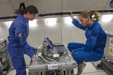 Dustbrothers students operating their experiment in microgravity