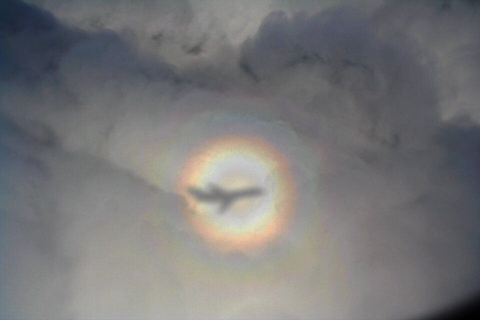 Die farbigen konzentrischen Kreise einer irdischen Glorie sehen aus wie ein ringförmiger Regenbogen. 