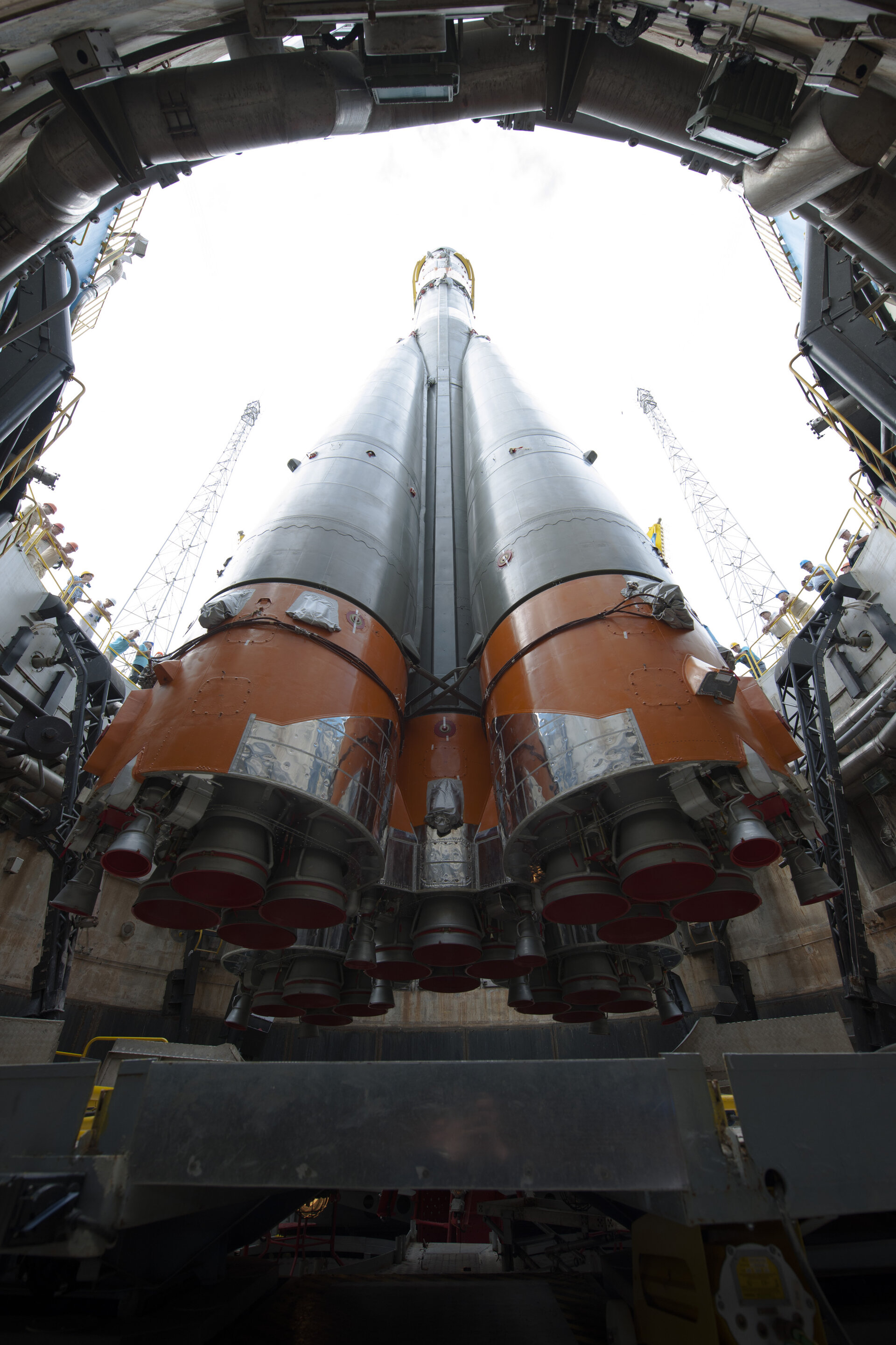 Η τοποθέτηση του Soyuz στον πύργο εκτόξευσης 