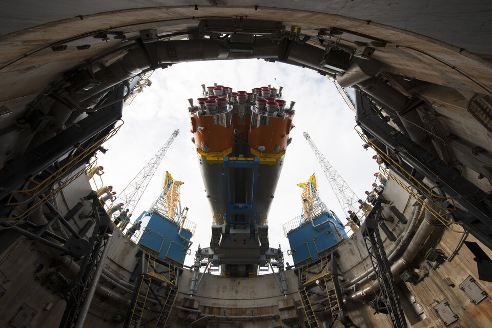 Raketa Sojuz je umisťována na vypouštěcí rampu