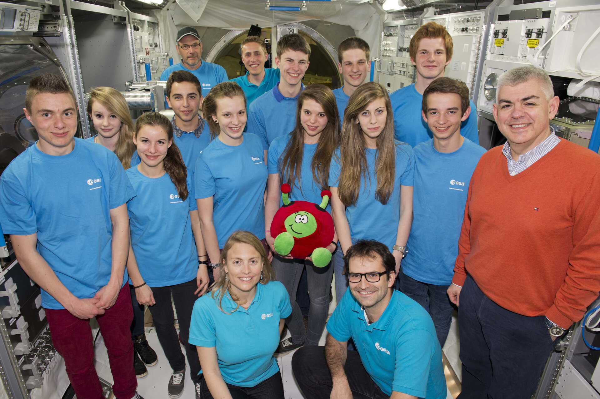 Het team van het Collège Alzon en ESA-medewerkers in een model van de Columbusmodule van het ISS