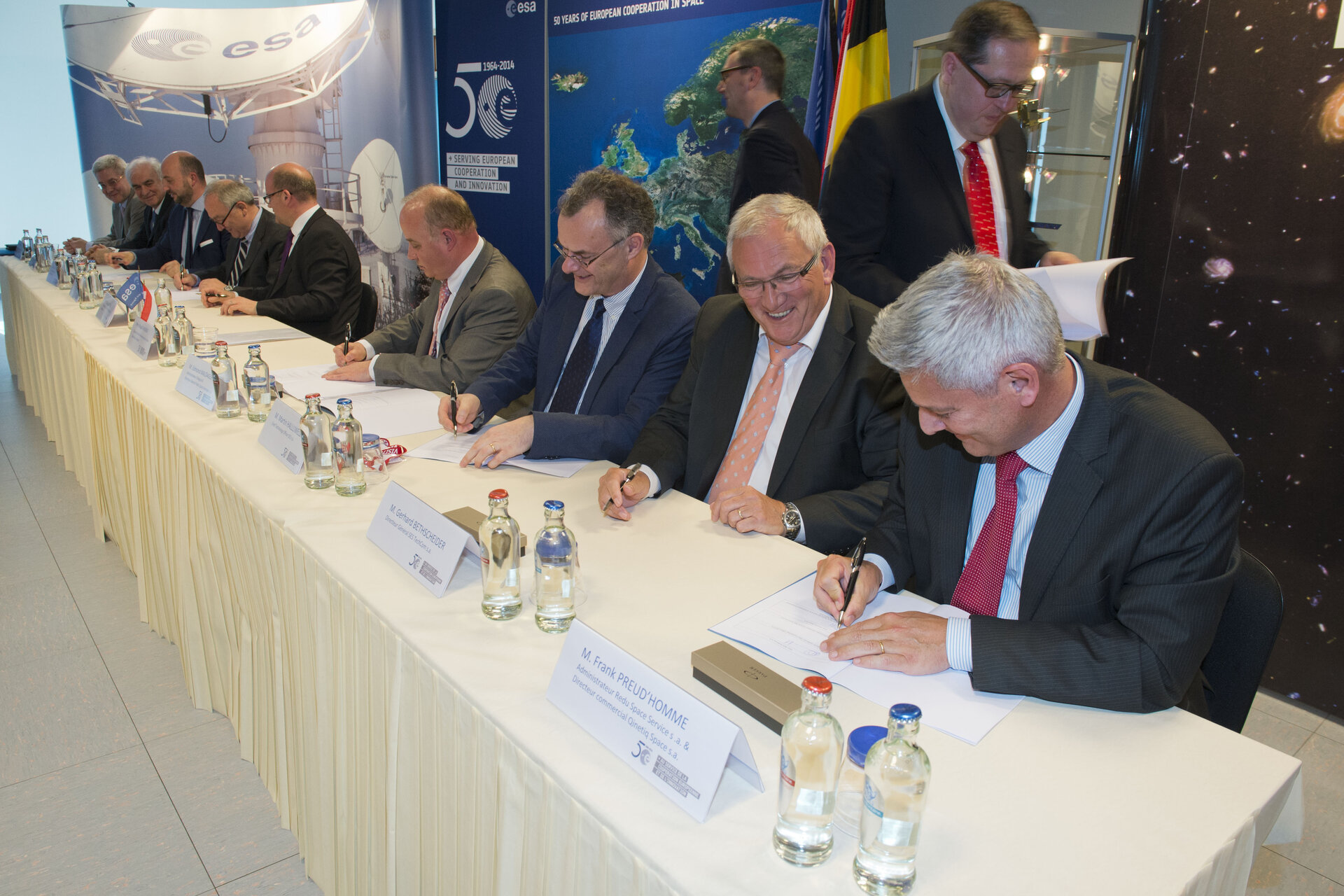 La signature du protocole par le Secrétaire d'Etat Courard, le Ministre Schneider, directeur général Dordain et le CEO de Redu Space Services ainsi que les CEO de ses actionnaires.