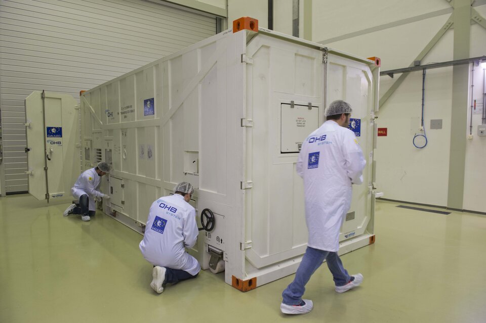De container waarin de nieuwe Galileo-satelliet werd vervoerd