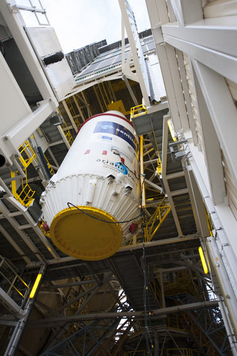 Hoisting of Soyuz VS07 upper composite transfer