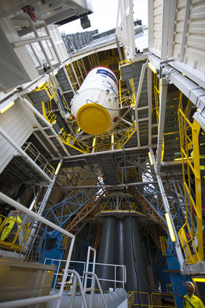 Hoisting of Soyuz VS07 upper composite transfer