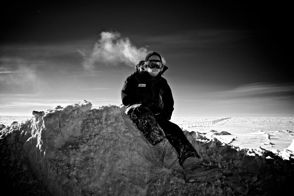 Glacjolog Sebastien Aubin odpoczywa w przerwie w przygotowaniach stacji na przyjęcie nowych naukowców