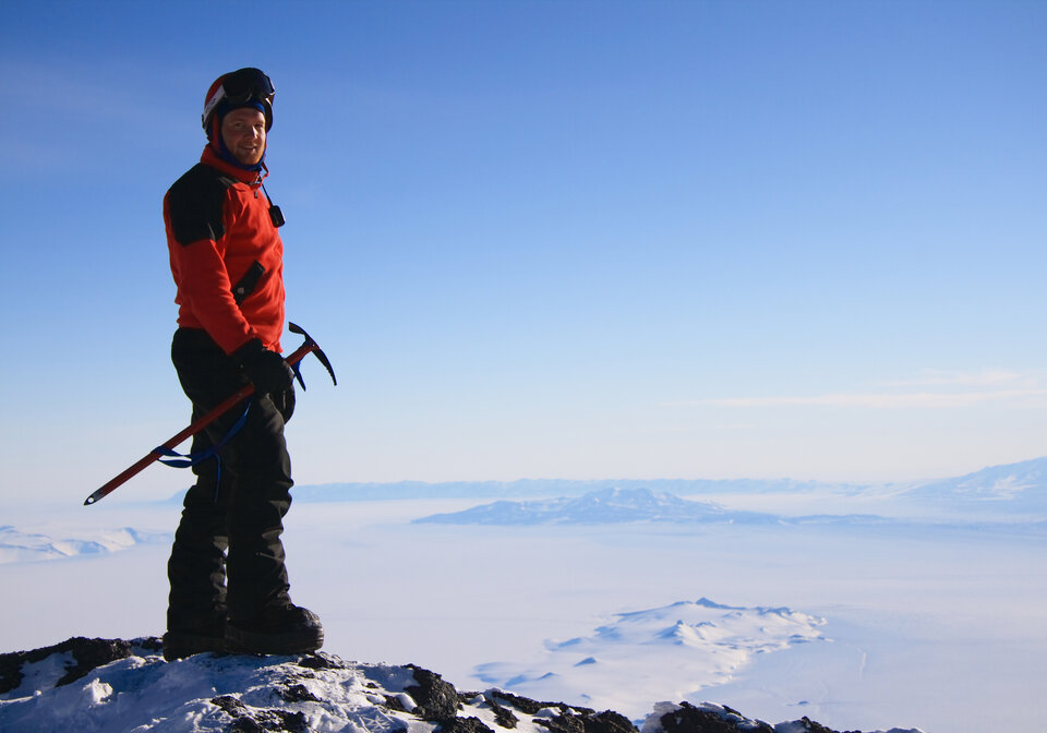 Alexander en la cumbre del Monte Erebus, Antártida