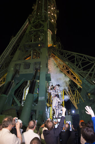 Alexander Gerst greeting audience at the launch pad